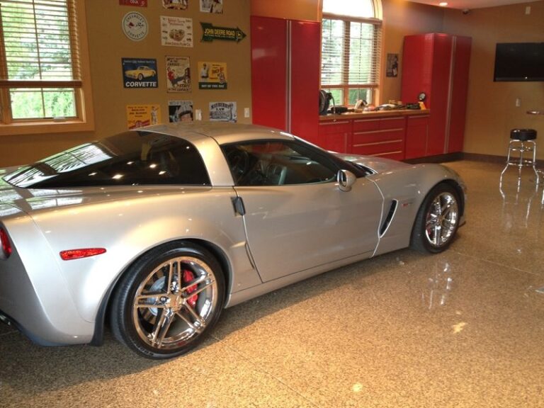 Example of a finished flake epoxy concrete floor coating in Lexington, KY – GarageExperts of Lexington